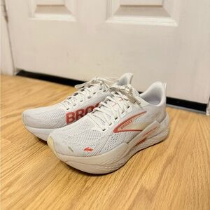 Brooks Women's White Hyperion Max 2 Size 7